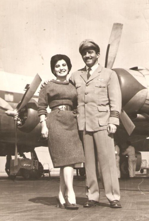 Con su esposa Ximena frenta a un Dc-6B