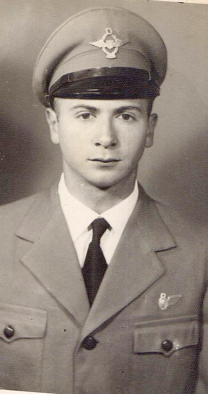 En la foto, Rodolfo Larson con uniforme y piocha de Despachador (Media ala y una D).