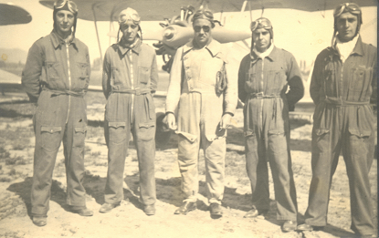 El Teniente Pérez de Castro al centro, con cuatro de sus alumnos, entre ellos César Ruiz Danyau (años mas tarde Cdte en Jefe de la Fuerza Aérea ) y Germán Díaz Visconti