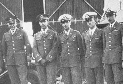 De izq. a der. el Comandante Arturo Merino B., el teniente 2° Arturo Meneses K., Teniente 2° Agustín Riveros G., Alférez Juan Rodríguez P. y Alférez Vicente Montero F.