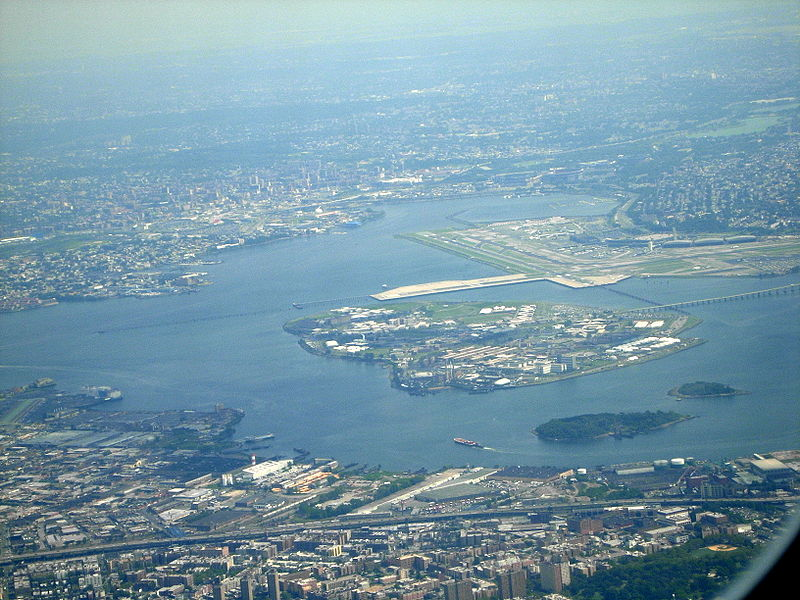 Rikers Island, destino final del vuelo NE 823, frente al aeropuerto de La Guardia 