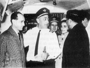 12 Julio 1966: Jorge Verdugo C. cumple 9.000.000 km volados. Es recibido en Los Cerrillos por el Asistente Ejecutivo de la Vice Presdencia Alfonso Cuadrado M. y el Gerente Técnico Pedro Gasc